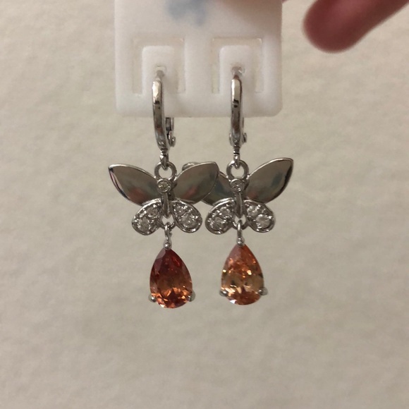 Cute dangling butterfly earrings (hoop) - Picture 1 of 6